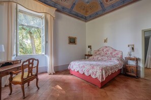 6 quartos, escrivaninha, ferros/tábuas de passar roupa