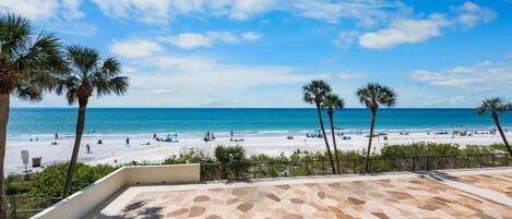 Rannalla, aurinkotuoleja, rantapyyhkeitä