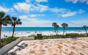 Plage, chaises longues, serviettes de plage