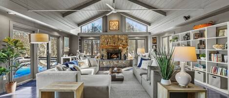 Älytelevisio, takka, kirjoja