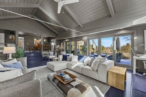 智能电视、壁炉、书