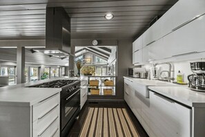 冰箱、微波炉、烤箱、炉灶