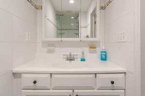 Douche, sĂšche-cheveux, serviettes fournies, savon