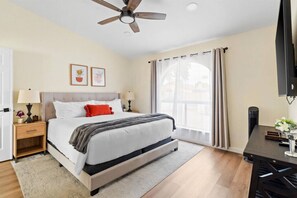 3 quartos, escrivaninha, ferros/tábuas de passar roupa, berço de viagem