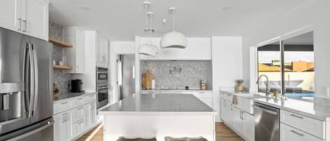 Refrigerador, microondas, horno y parrilla de estufa