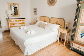 2 soverom, skrivebord, strykejern/-brett og reiseseng for barn