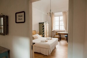 2 soverom, skrivebord, strykejern/-brett og reiseseng for barn