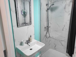 Douche, sèche-cheveux, serviettes fournies, savon