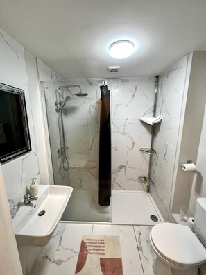 Dusche, Haartrockner, Handtücher, Seife