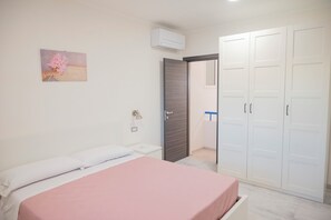 1 bedroom, iron/ironing board, travel cot, WiFi - New apartment 3 minutes from the archaeological park and 600 meters from the sea (Marinella)