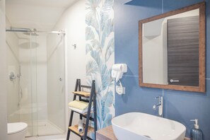 Een douche, een haardroger, een bidet, handdoeken