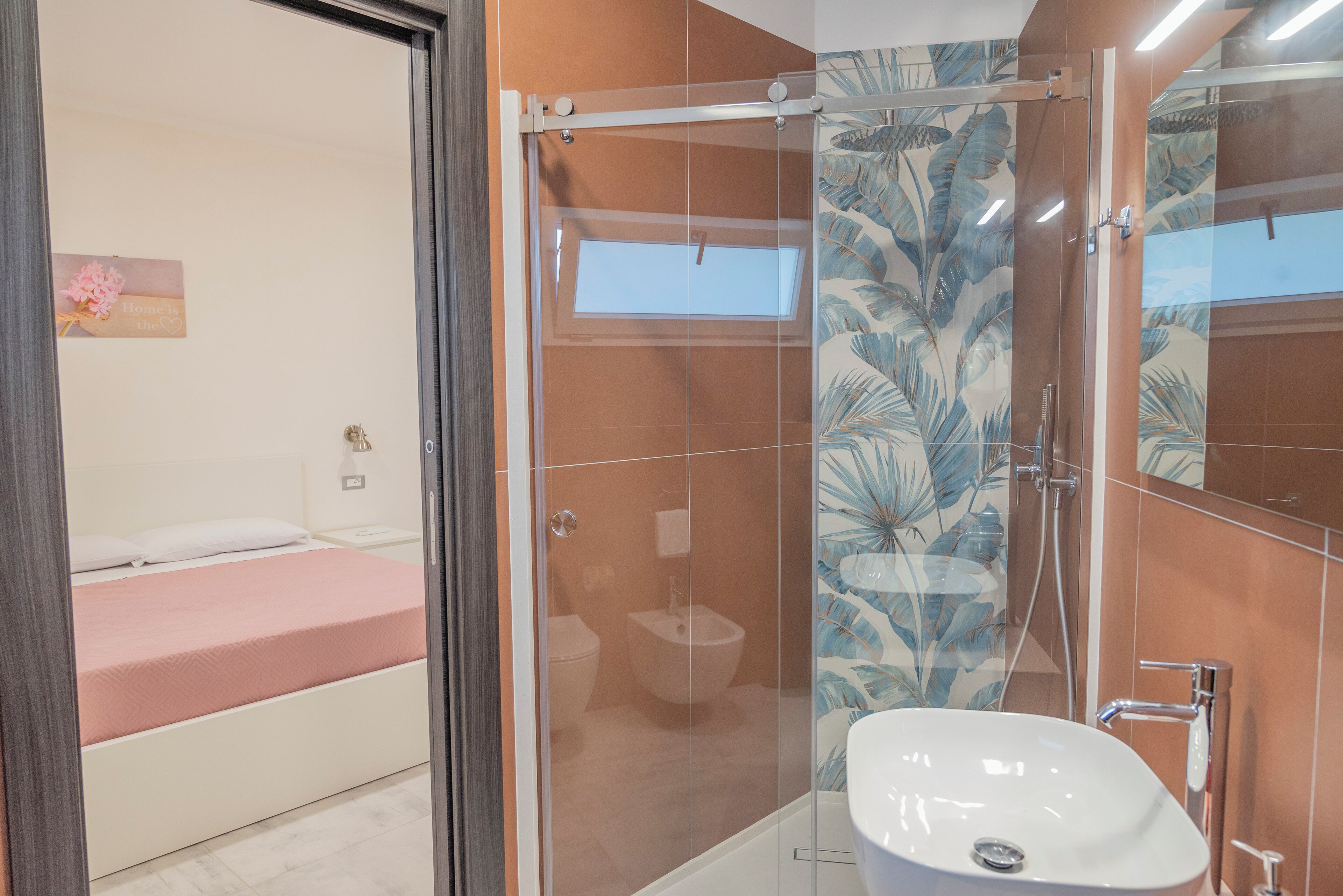 Een douche, een haardroger, een bidet, handdoeken
