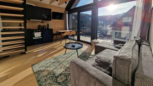 Un intérieur moderne comprenant une cuisine, un coin repas et un ensemble de canapés.