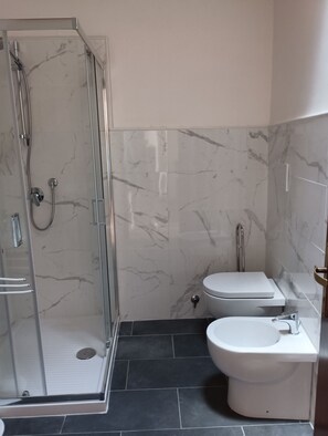 Douche, articles de toilette écologiques, sèche-cheveux, bidet