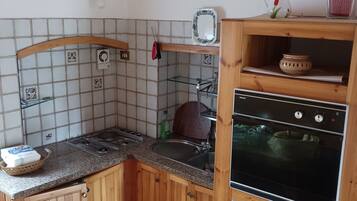 Kühlschrank, Herdplatte, Wasserkocher mit Kaffee-/Teezubehör