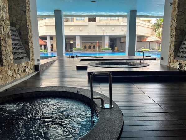 Indoor pool, outdoor pool - Waldorf Expat resort escapade in the heart of KL Fully furnished with 3 Bedrooms (Kuala Lumpur)