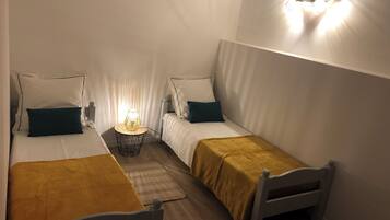 2 chambres, bureau, fer et planche Ă repasser, lit parapluie