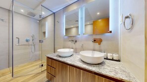 Hair dryer, towels - Lux 3 Bed | Marina & Yacht Views | Prime Location I The Waves Tower (Dubai Marina)