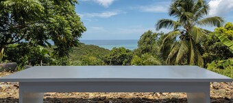 Charming 2-bedrm AC apartment overlooking the horizon 15 min from the beach.