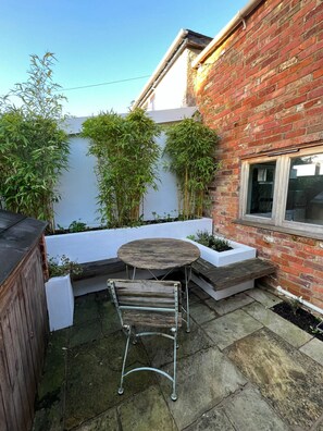 Outdoor dining - The Coach House - Beautiful 1 Bedroom in Cheltenham (Cheltenham)