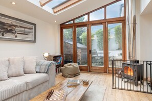 Smart TV, fireplace, books, offices