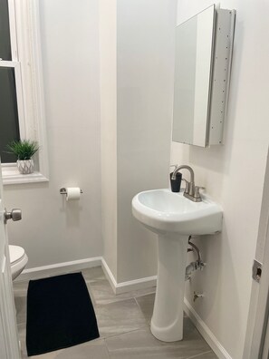Secador de pelo, toallas, jabón y papel higiénico