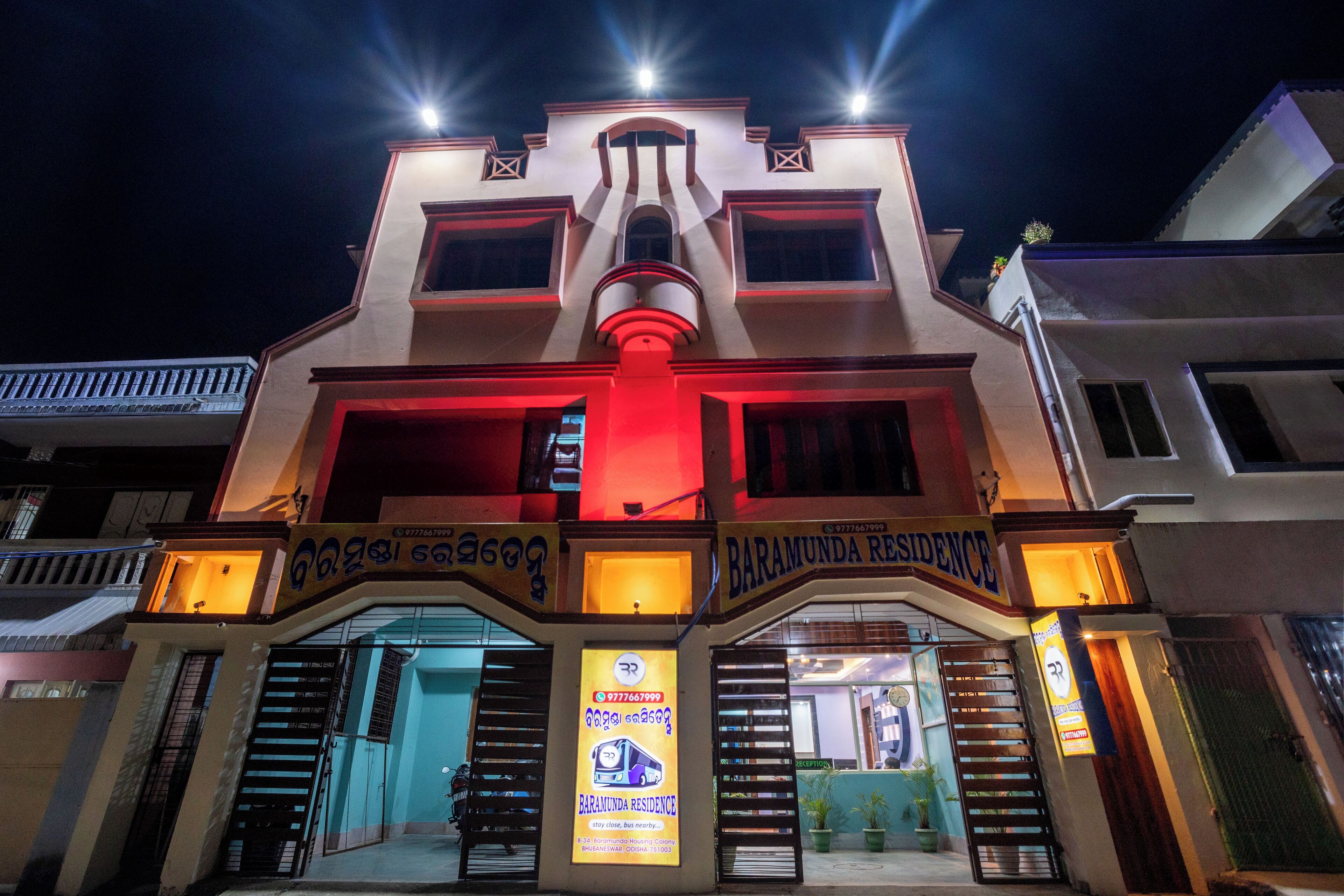 Vista frontal de la propiedad