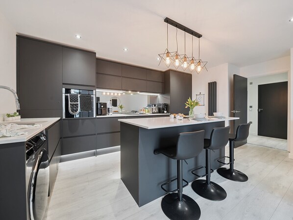 Refrigerador, microondas, horno y lavavajillas