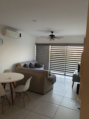 Living area - Comfortable apartment close to the beach with nice views (Mazatlán)