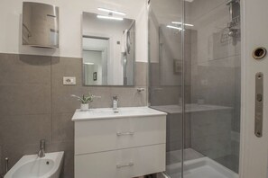 Douche, sèche-cheveux, bidet, serviettes fournies