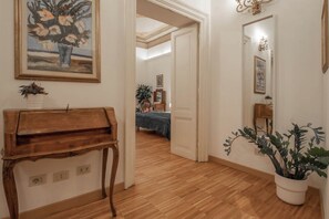 3 Schlafzimmer, Schreibtisch, Bügeleisen/Bügelbrett, Reisekinderbett