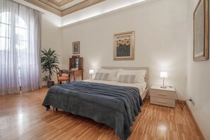 3 bedrooms, desk, iron/ironing board, travel cot - NICALANDRO HOUSE - ROME CENTER (Roma)