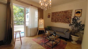 Departamento familiar, 2 habitaciones, balcón, vista a la ciudad | Área de sala de estar