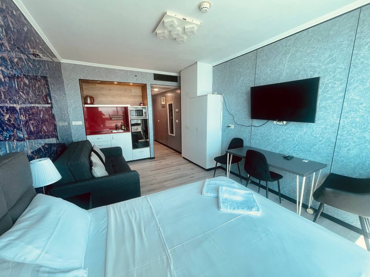 Comfort Studio, Sea View | Blackout drapes, iron/ironing board, WiFi (free), bed sheets