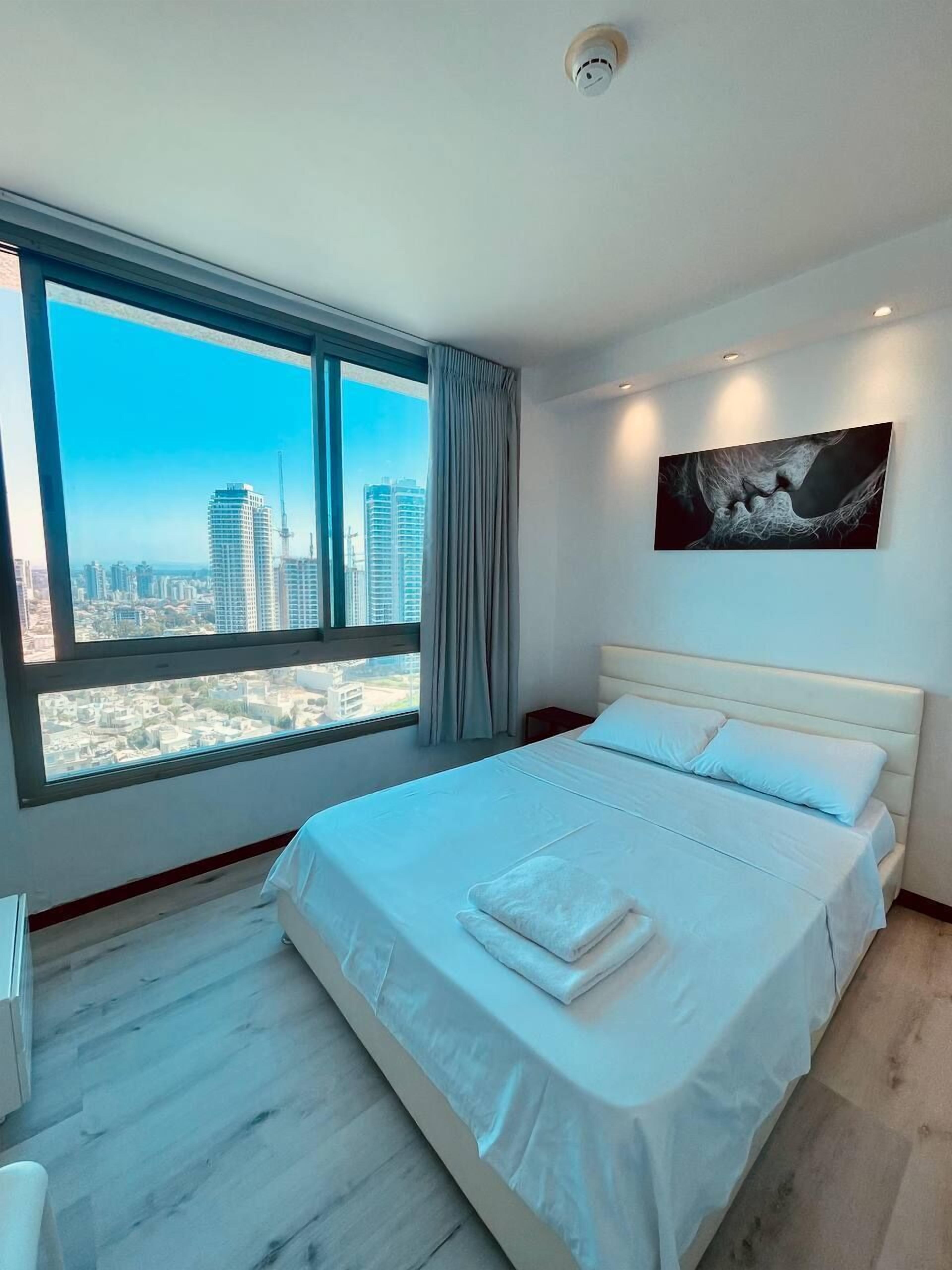 Cortinas blackout, tabla de planchar con plancha y wifi gratis 