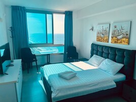 Business Studio | Blackout drapes, iron/ironing board, free WiFi, bed sheets