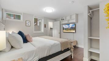 4 bedrooms, desk, iron/ironing board, travel crib