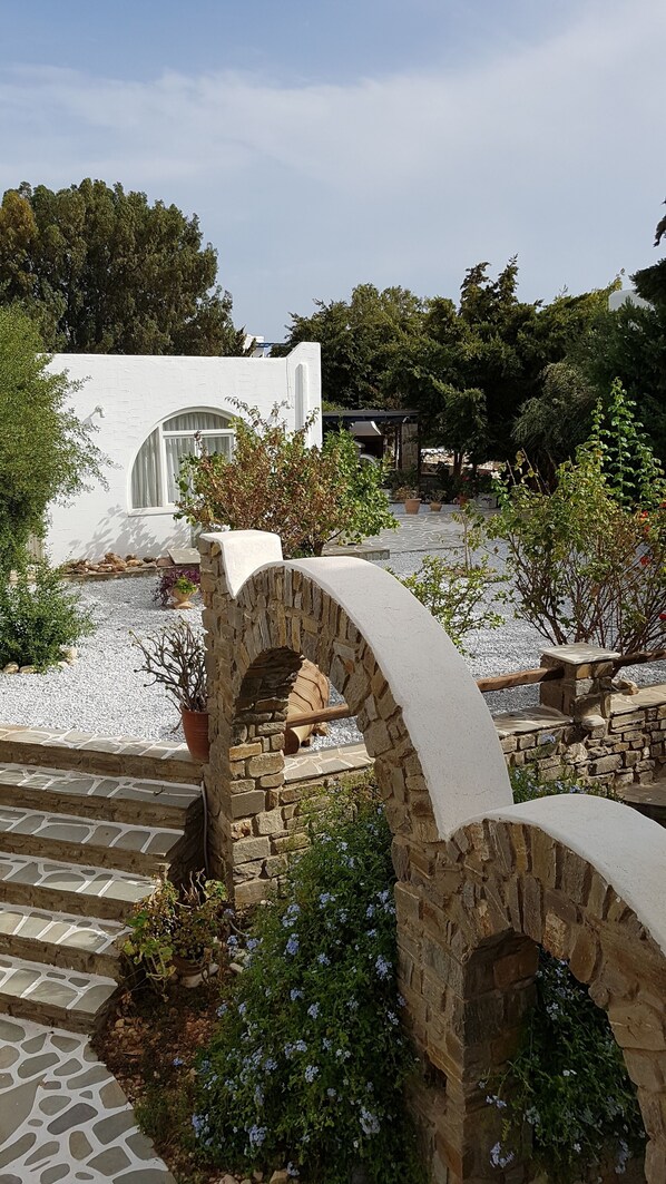 Property grounds - Charming Beach Apartment - Excellent Location (Aliki)