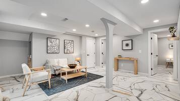 Una sala de estar moderna con un sofá, una mesa de centro y objetos decorativos.