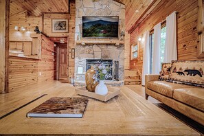 Smart-TV, Kamin, Videospiele, Bücher