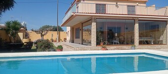 Large villa in quiet area, very spacious and sunny (pet friendly).