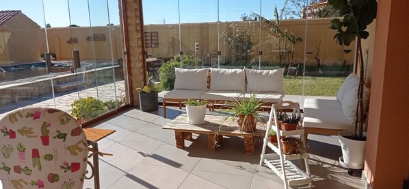 Terrace/patio - Large villa in quiet area, very spacious and sunny (pet friendly). (Vinaròs)