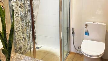 Standard-huone, rantanäköala | Kylpyhuone | Suihku, hiustenkuivaaja, bidee, pyyhkeet