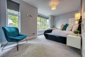 6 quartos, ferros/tábuas de passar roupa, acesso à internet