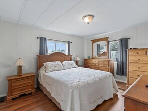 2 bedrooms, iron/ironing board, internet, bed sheets