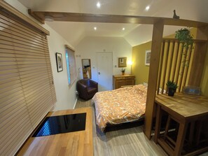 1 bedroom, WiFi, bed sheets - Peaceful separate annexe with bed, kitchen, shower room and patio area. (Bratton)