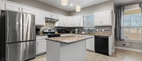 Refrigerador, microondas, horno, placa de cocina