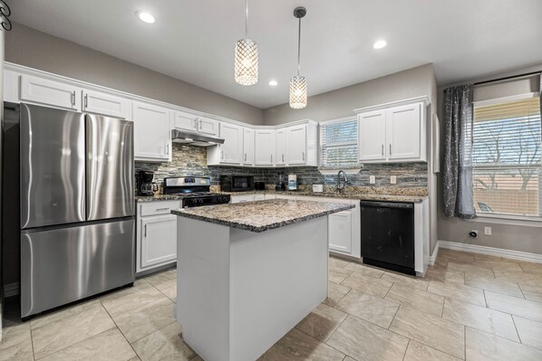 冷蔵庫、電子レンジ、オーブン、コンロ