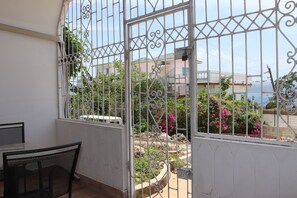 Outdoor dining - Cozy Seaview studio in Montego Bay with AC (Montego Bay)
