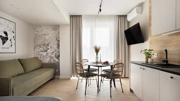 Superior-Apartment, Blick auf den Innenhof | Wohnbereich | 55-Zoll-Smart-TV mit Digitalempfang, Netflix, Hulu
